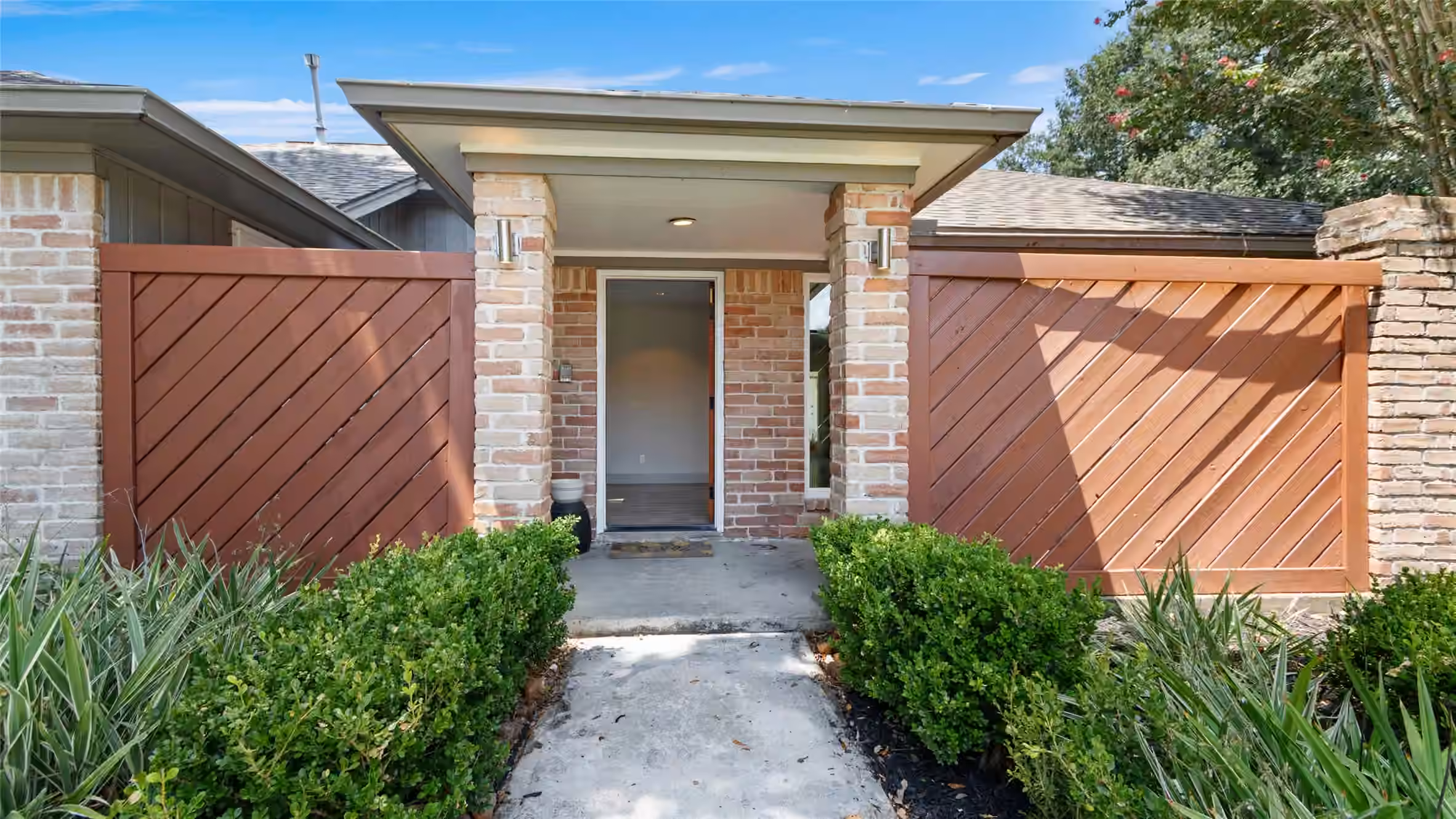 Photo 5 of 12414 Rockampton Drive, Houston, TX