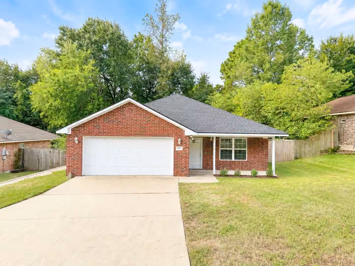 Photo of 322 Green Leaf Street, Huntsville, TX 77340
