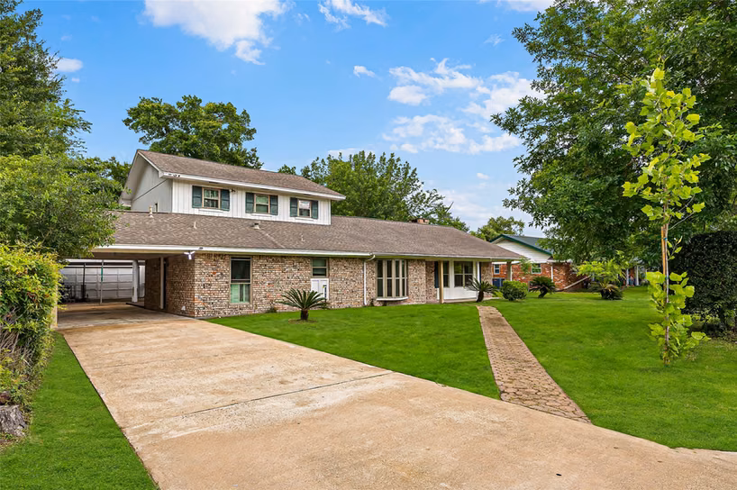 Photo 2 of 102 Crestway Drive, Baytown, TX