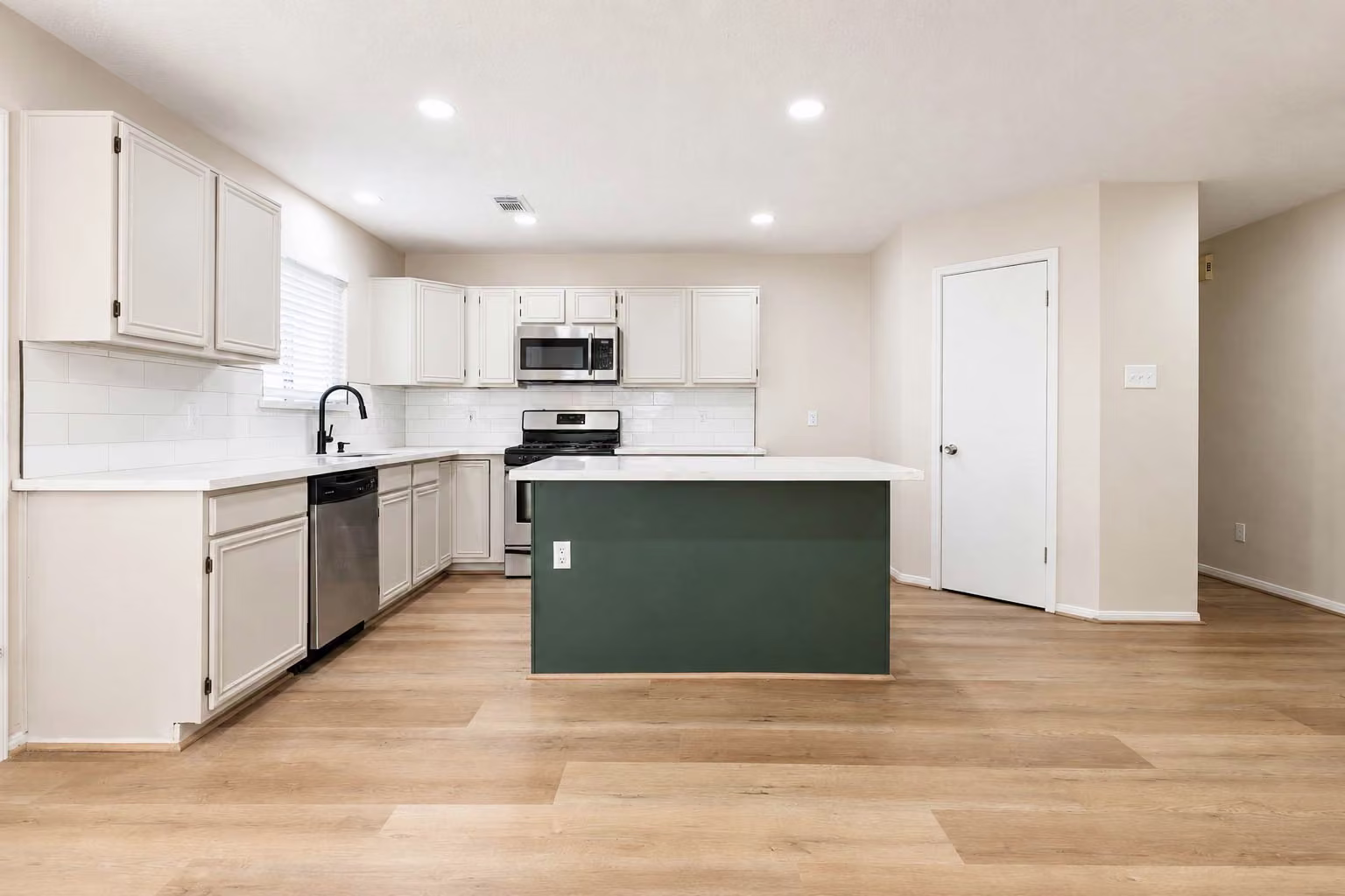 Photo 5 of 15819 Contender Lane, Friendswood, TX