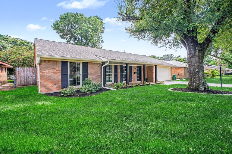 Photo 3 of 5443 Redstart Street, Houston, TX