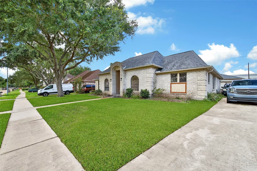 Photo 3 of 15319 Rio Plaza Drive, Houston, TX