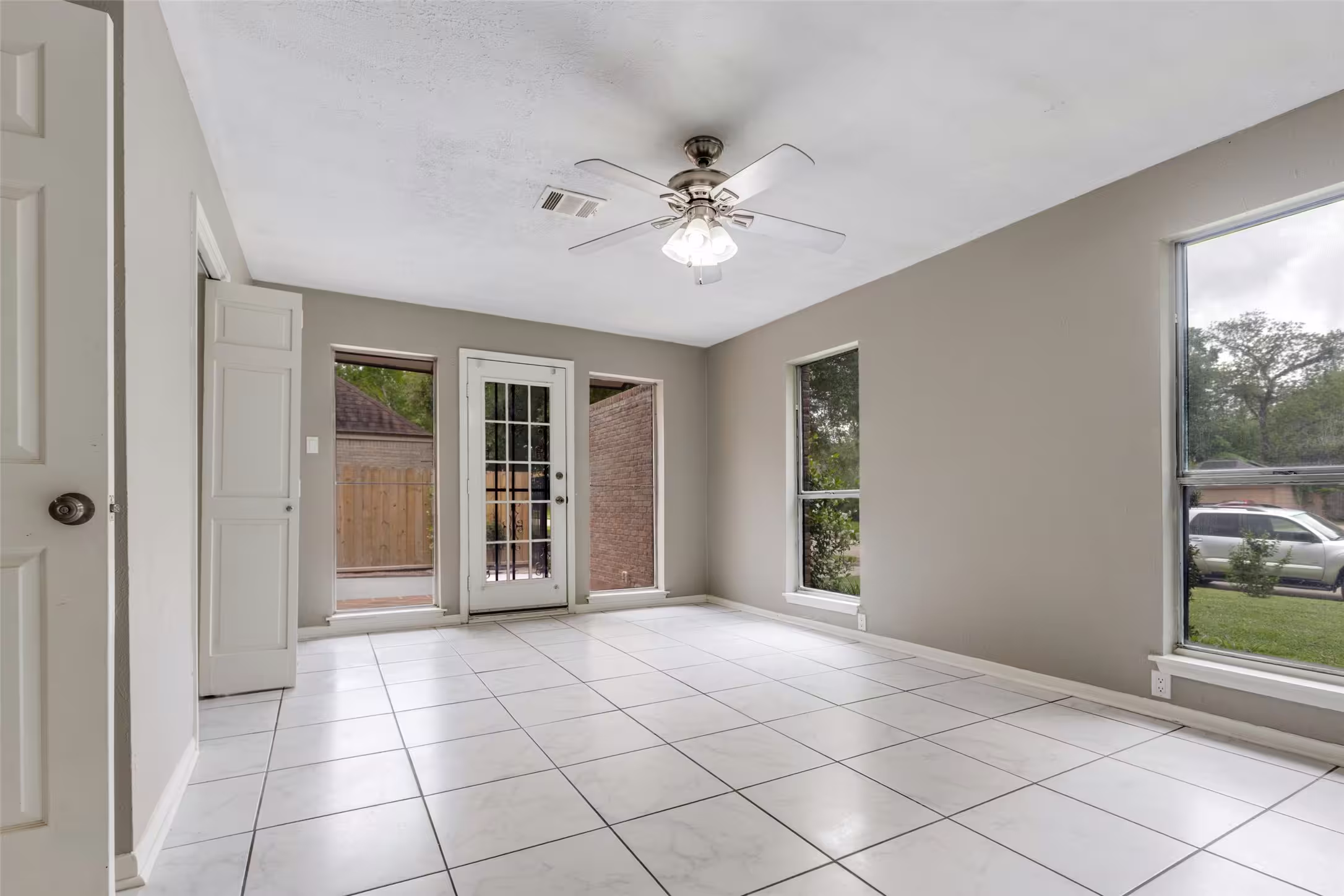 Photo 4 of 7231 Granvia Drive, Houston, TX