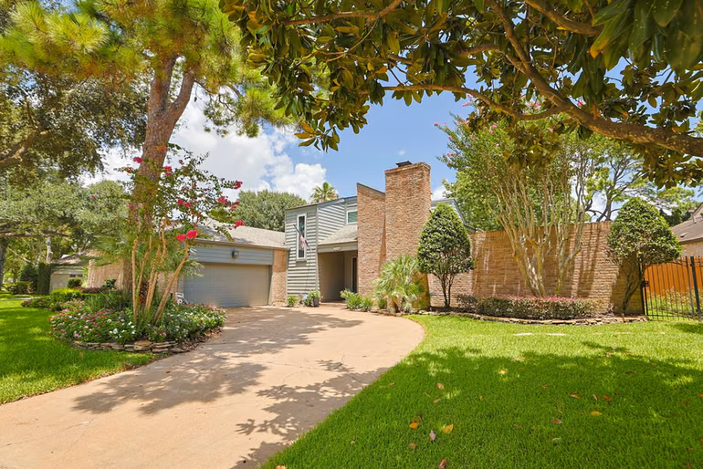 Photo 2 of 7114 Willow Bridge Circle, Houston, TX