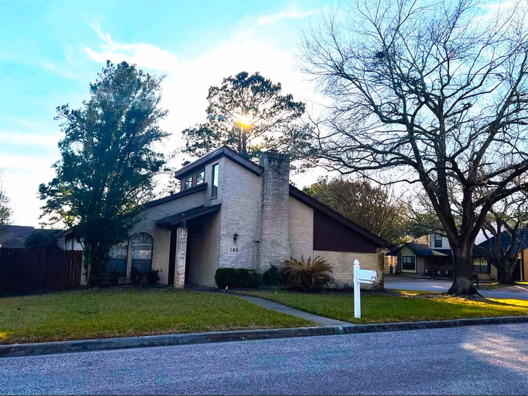 Photo of 102 Briar Ridge Drive, Bellville, TX 77418