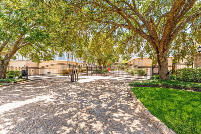 Photo 2 of 48 Bayou Pointe Drive, Houston, TX