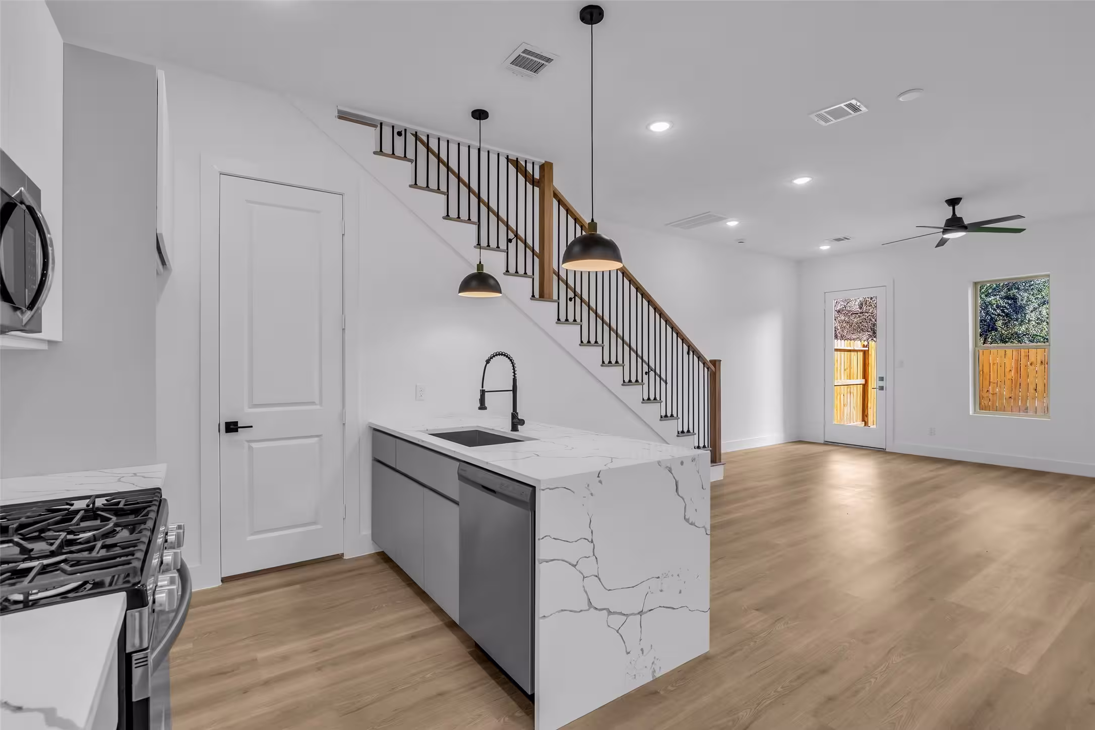 Photo 4 of 1504 Griffin Street, Houston, TX