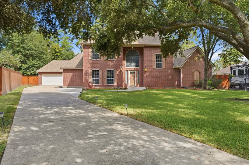Photo of 708 Bayou Crest Circle, Dickinson, TX 77539