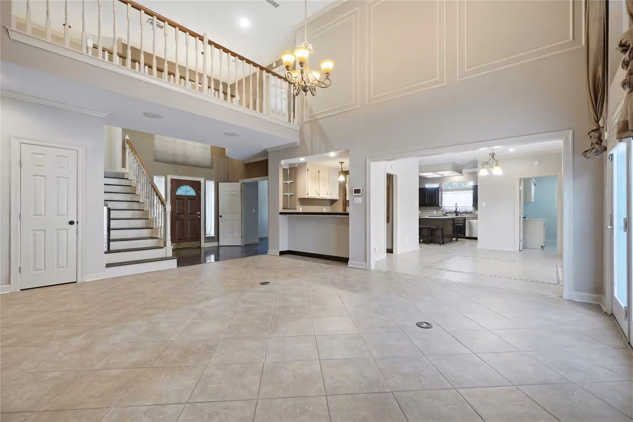 Photo 2 of 708 Bayou Crest Circle, Dickinson, TX