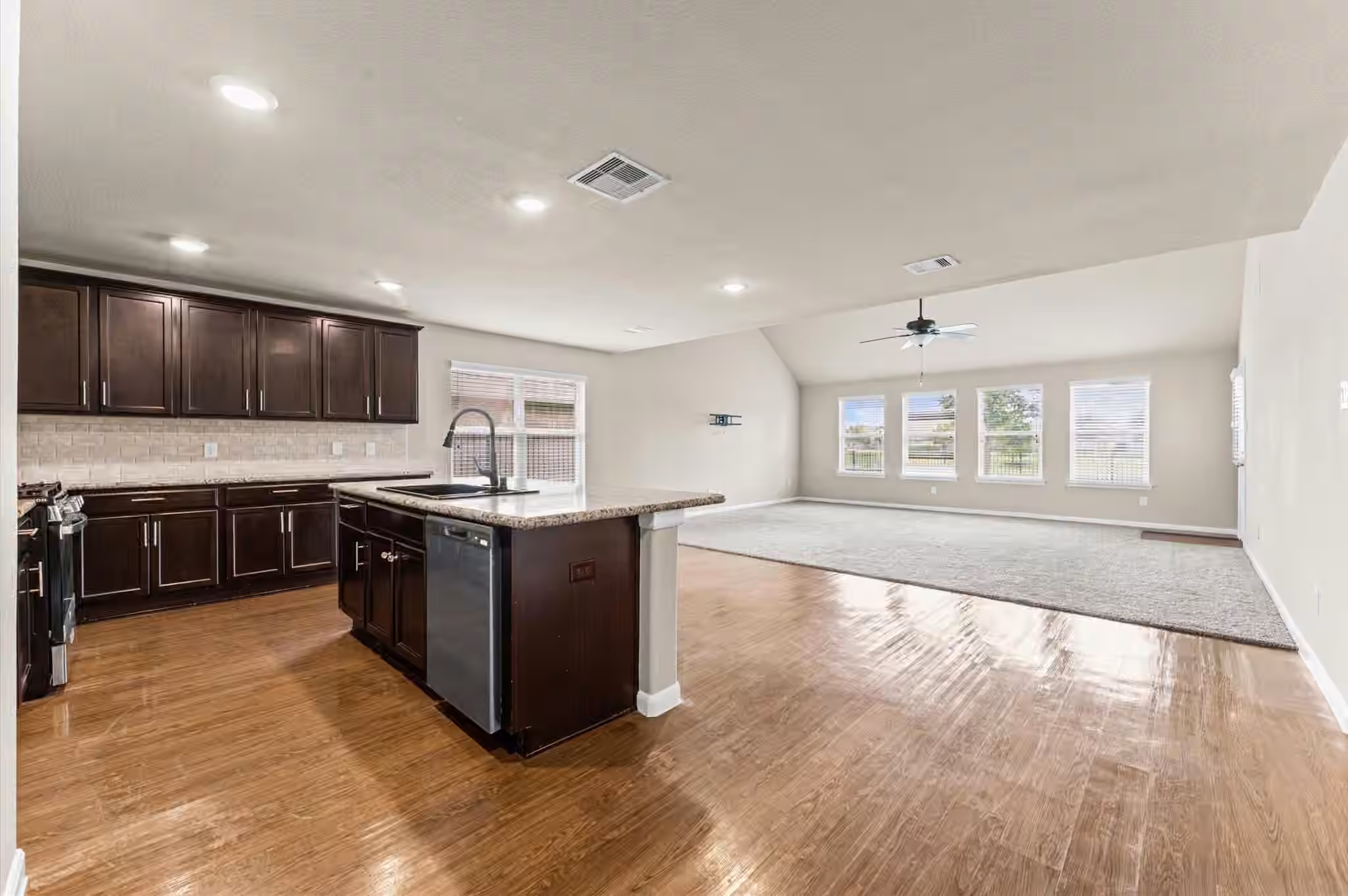 Photo 6 of 9918 Channel Set Way, Rosharon, TX