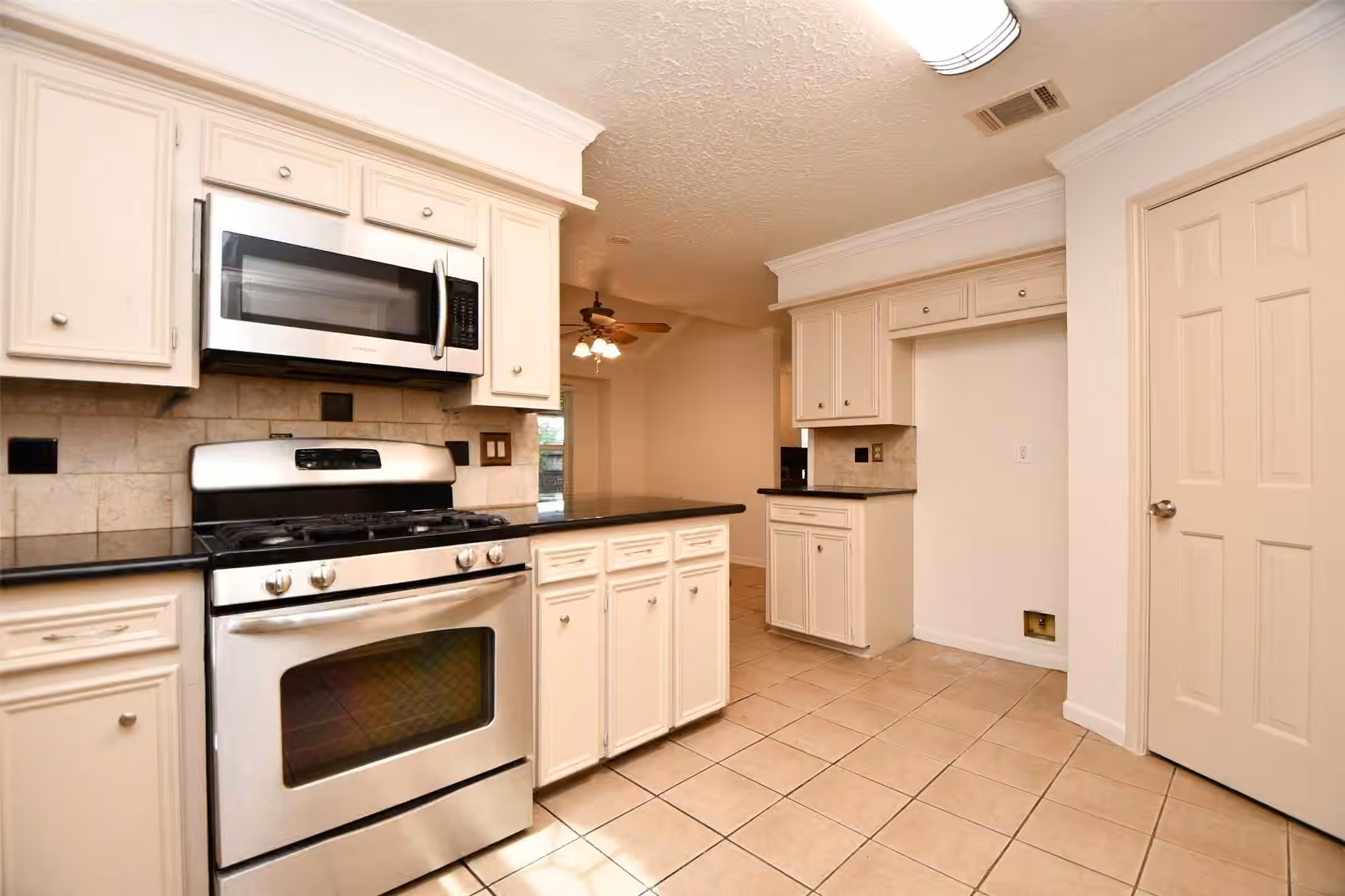Photo 7 of 14706 W Bend Drive, Houston, TX