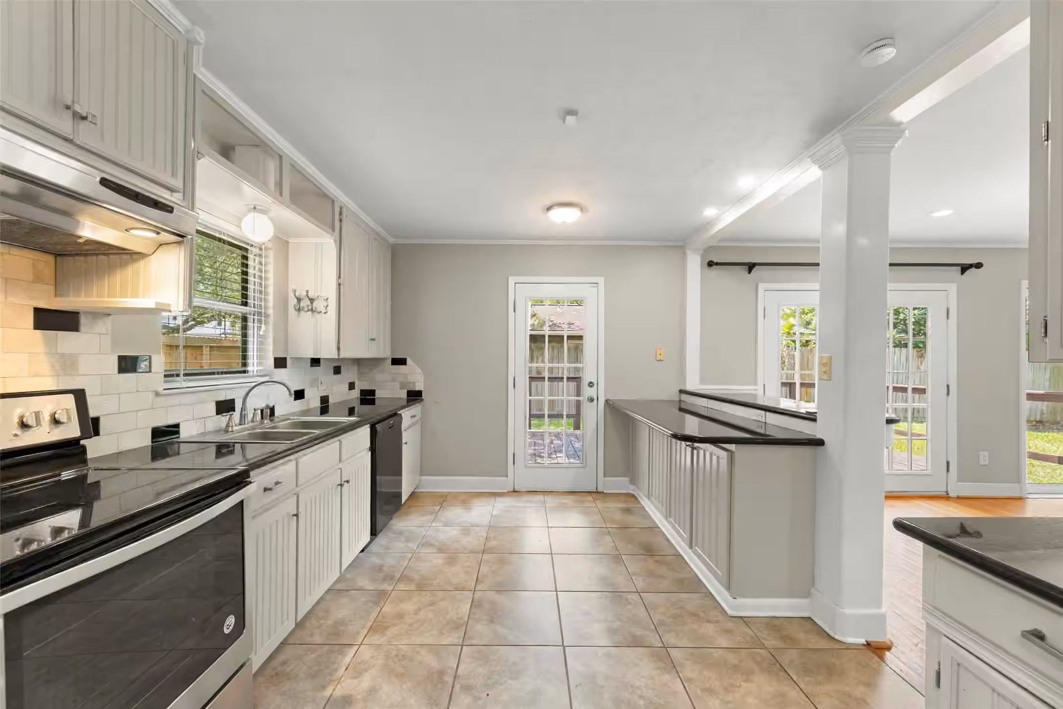 Photo 5 of 8106 Lorrie Drive, Houston, TX