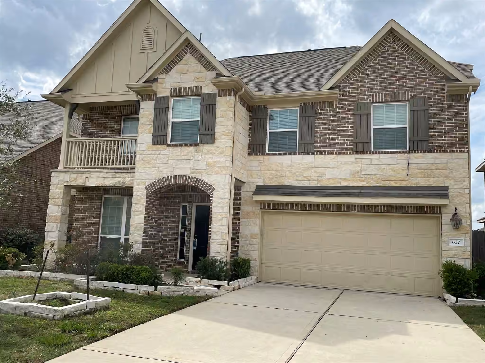 Photo 2 of 627 Oak Circle Drive E, Conroe, TX