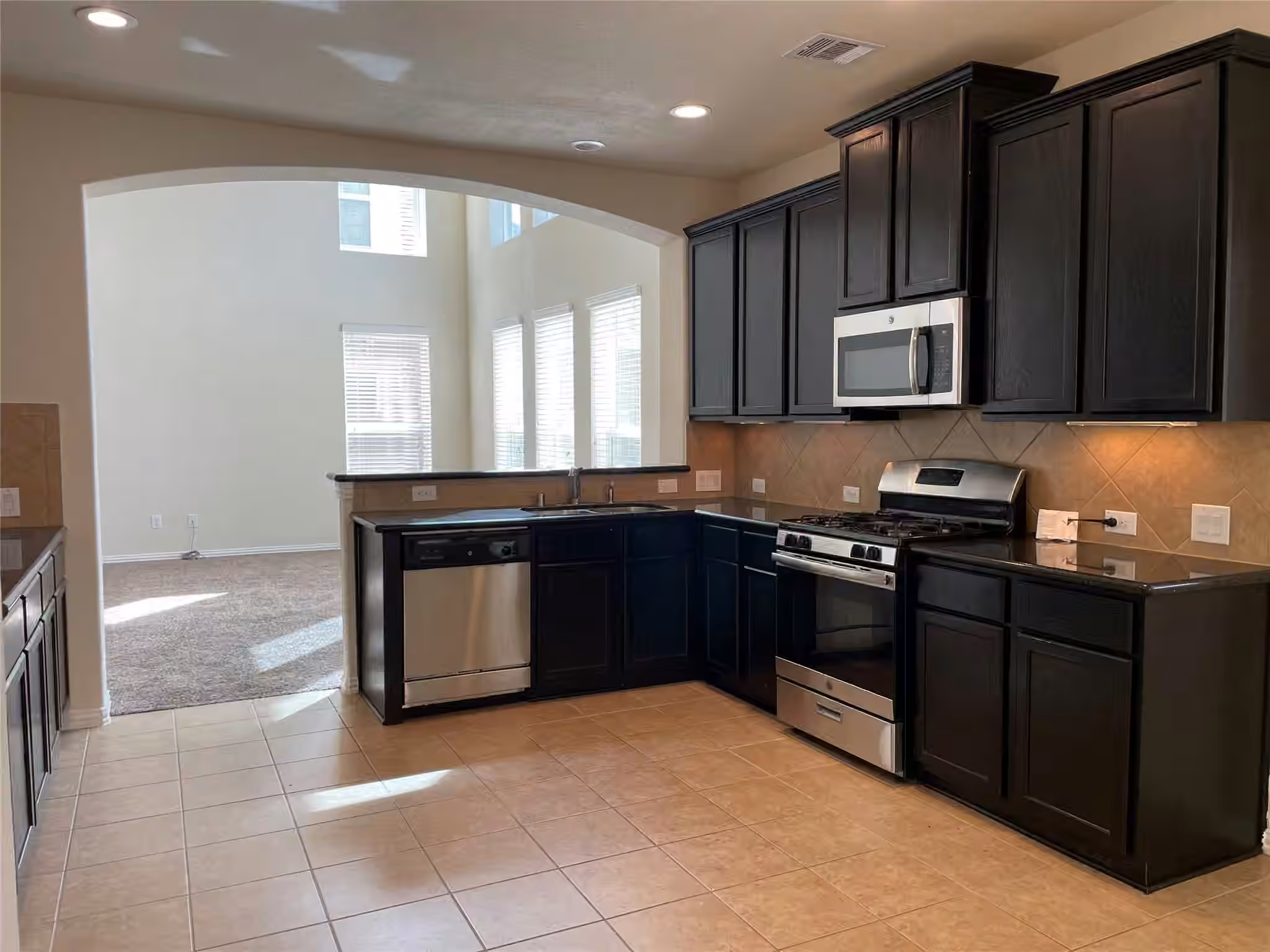 Photo 4 of 627 Oak Circle Drive E, Conroe, TX