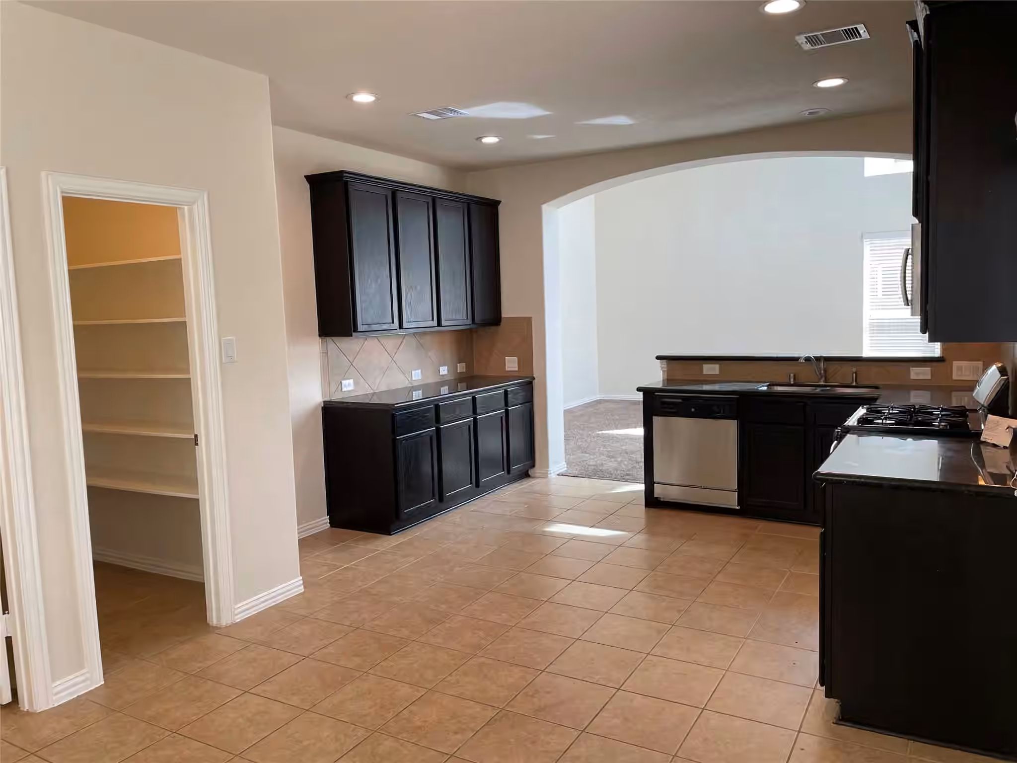 Photo 5 of 627 Oak Circle Drive E, Conroe, TX
