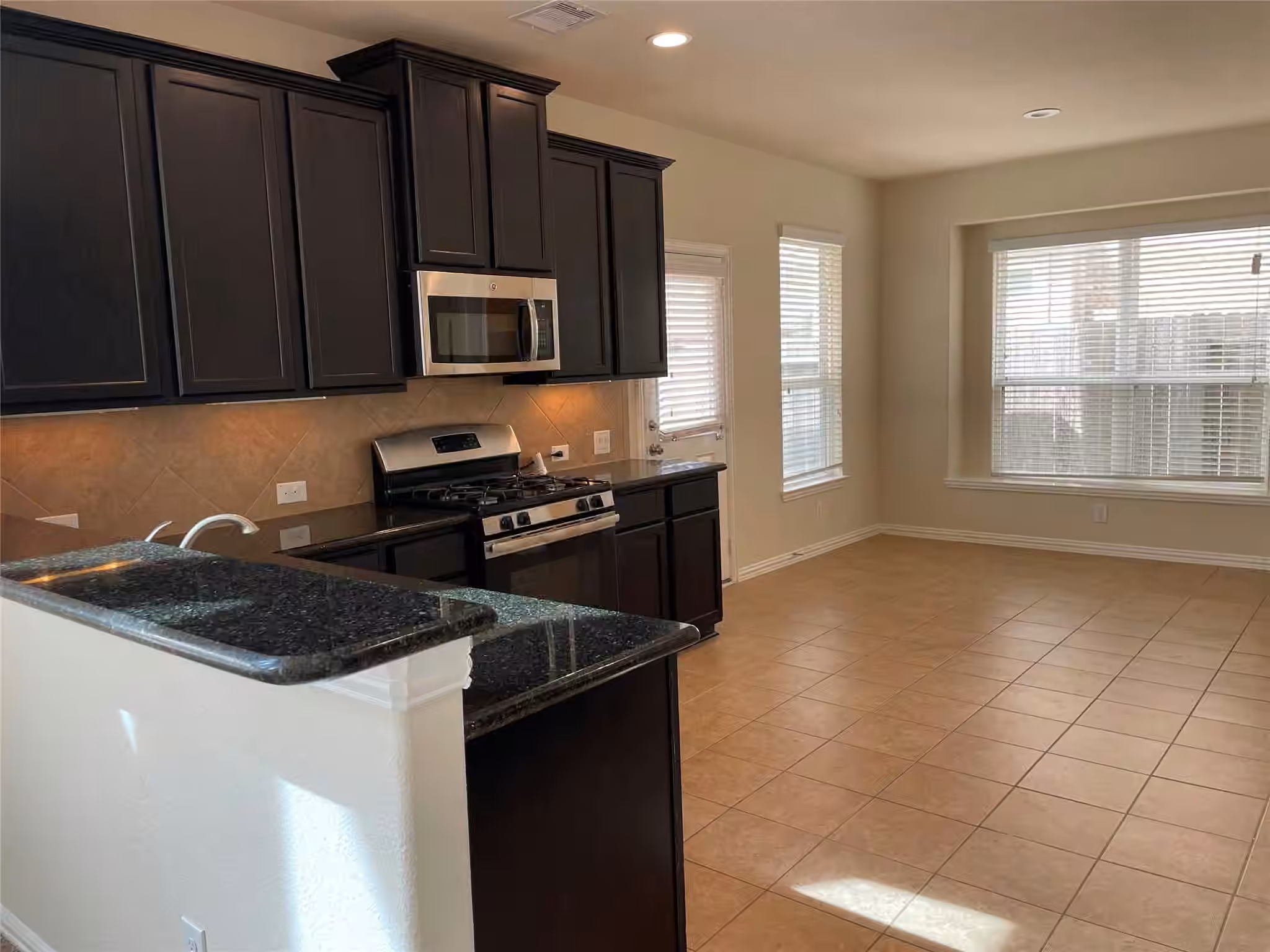 Photo 6 of 627 Oak Circle Drive E, Conroe, TX