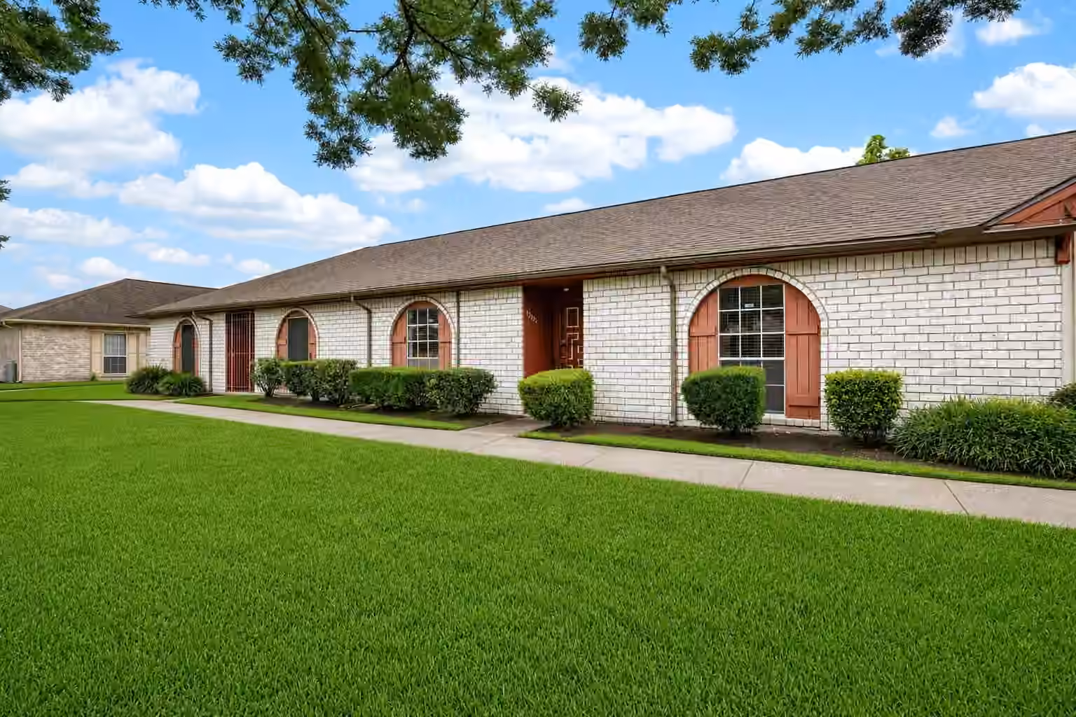 Photo 3 of 12223 Sharpview Drive, Houston, TX