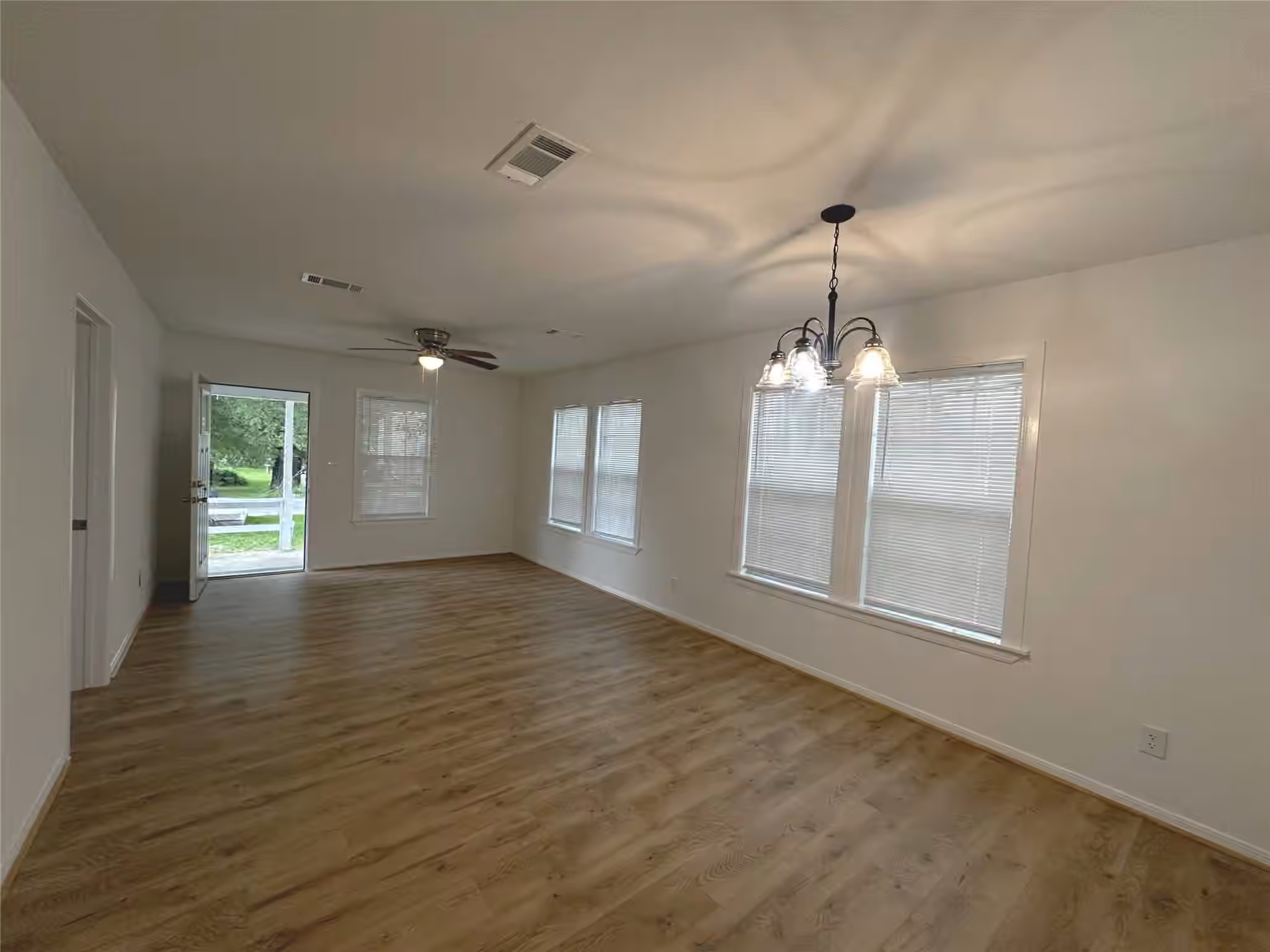 Photo 5 of 1010 Palestine Street, Conroe, TX