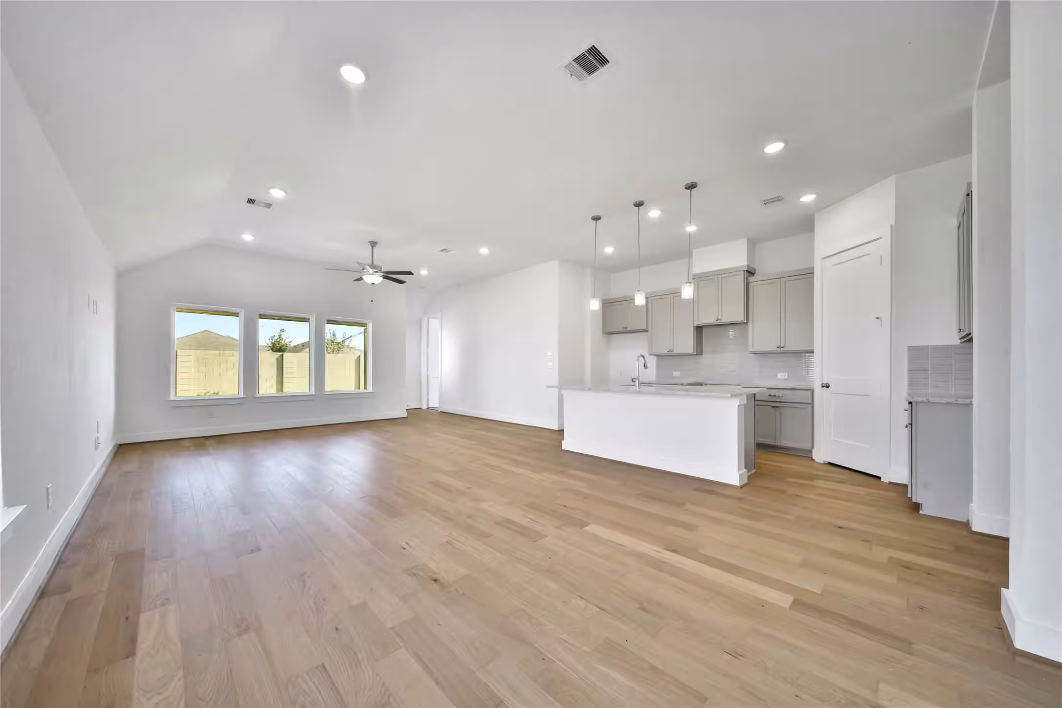 Photo 5 of 1831 Rory Christine Drive, Rosharon, TX