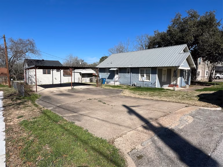 Photo 2 of 220 S Tesch Street, Bellville, TX