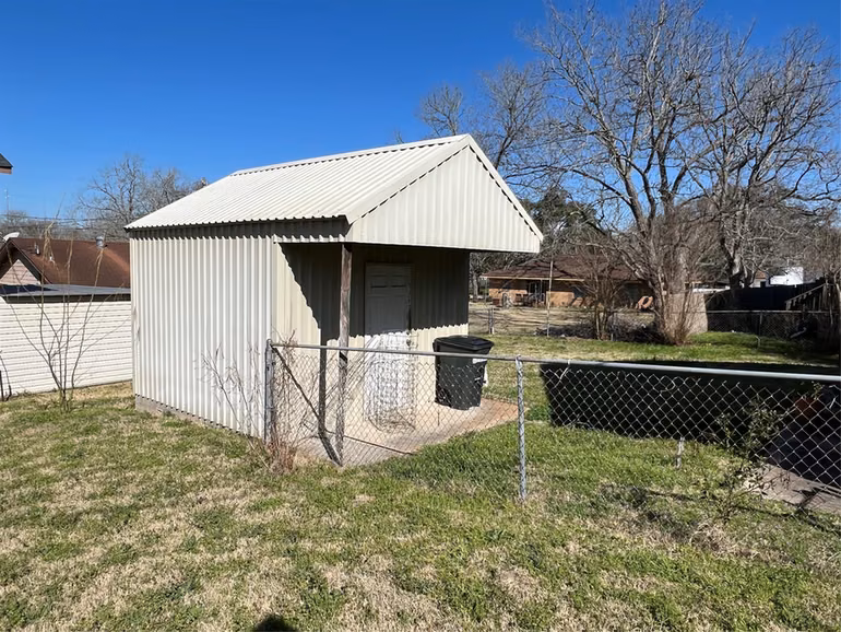 Photo 4 of 220 S Tesch Street, Bellville, TX
