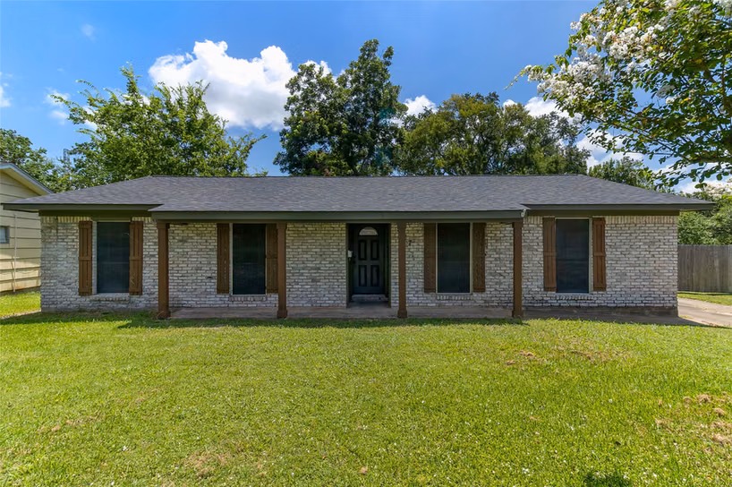 Photo of 117 Cannon Street, Clute, TX