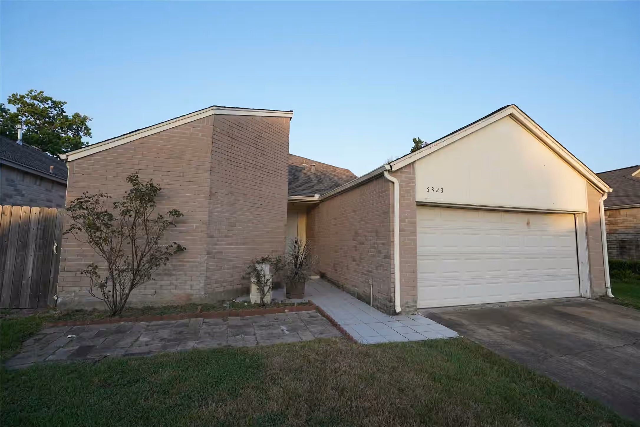 Photo 2 of 6323 Gladewell Drive, Houston, TX
