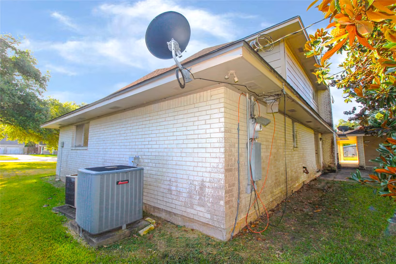 Photo 3 of 2 Elm Place, Angleton, TX