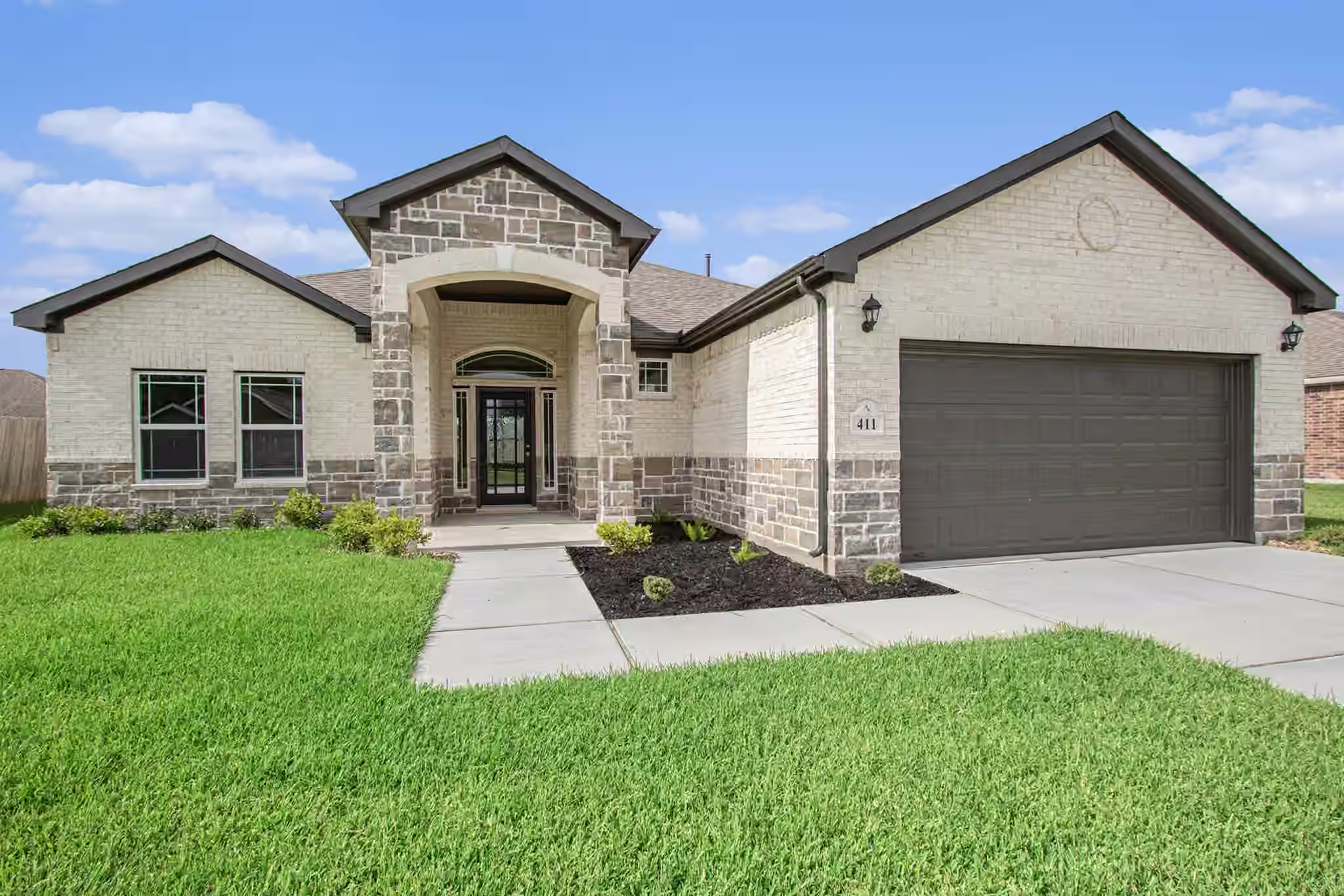 Photo 2 of 411 Wellshire Drive, West Columbia, TX
