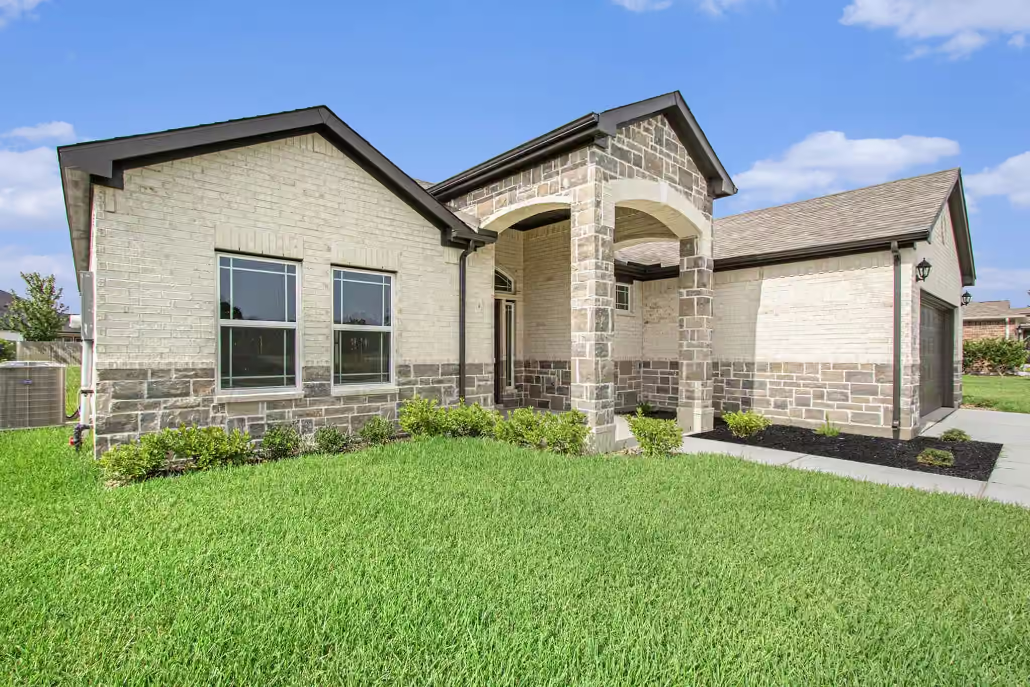 Photo 3 of 411 Wellshire Drive, West Columbia, TX