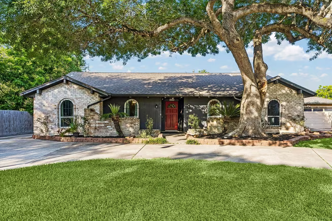 Photo of 306 Lafayette Lane, League City, TX
