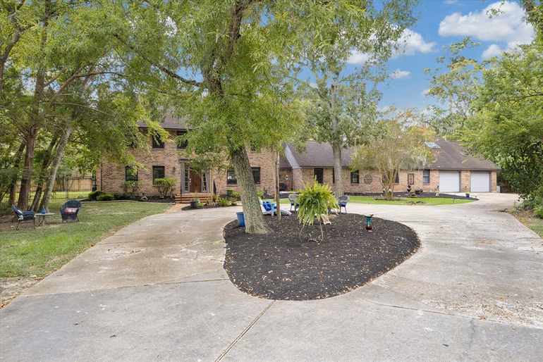 Photo 3 of 906 Quaker Bend Drive, Friendswood, TX
