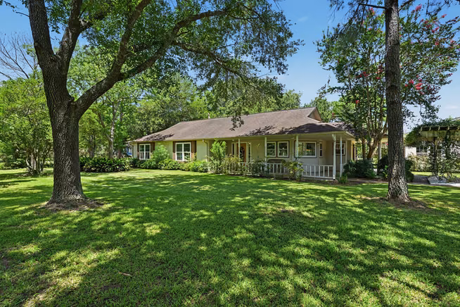 Photo 2 of 424 Middleton Street, Bacliff, TX