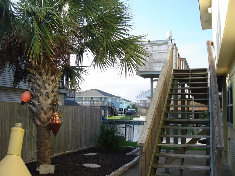 Photo 3 of 1187 Sailfish Street, Bayou Vista, TX