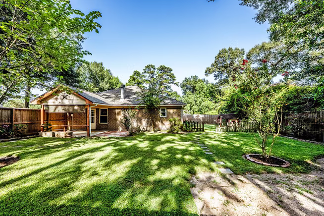 Photo 4 of 511 Springwood Drive, Conroe, TX