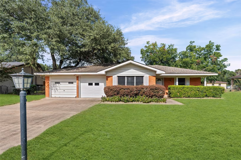 Photo of 1005 N Fowlkes Street, Sealy, TX 77474