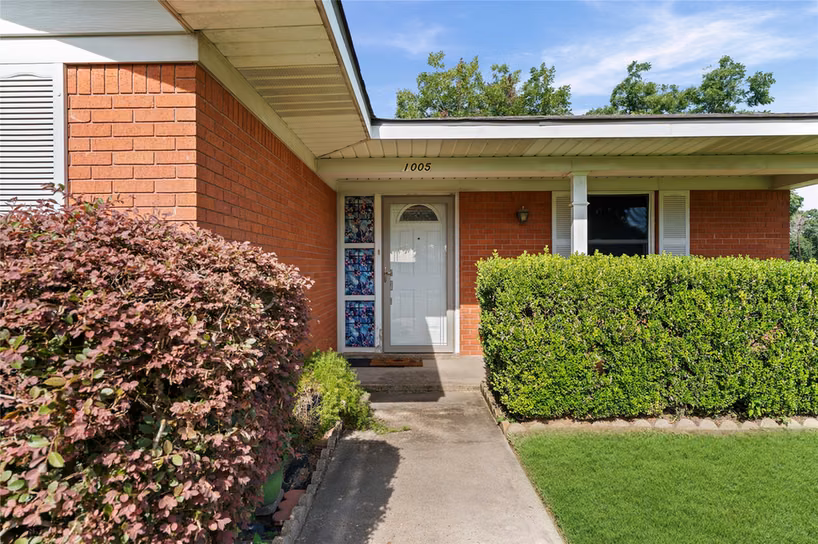 Photo 3 of 1005 N Fowlkes Street, Sealy, TX