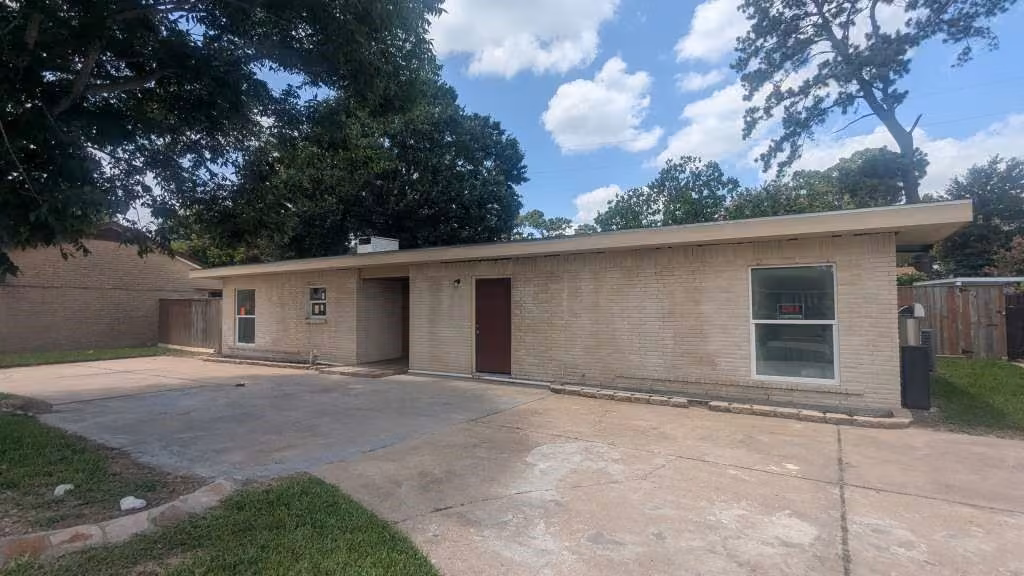 Photo of 6815 Moss Oaks Drive, Houston, TX