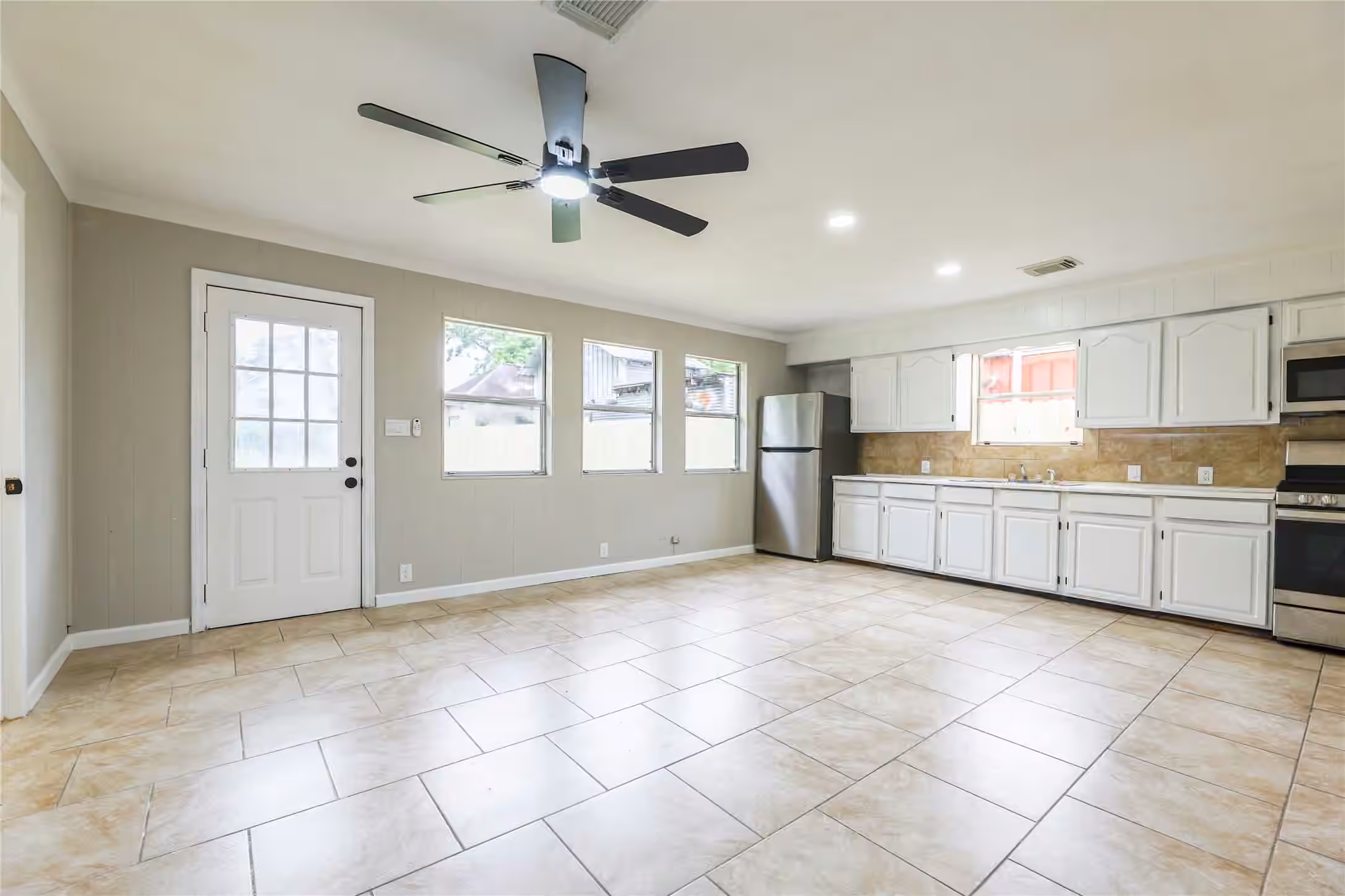 Photo 4 of 704 W Willis Street, Alvin, TX