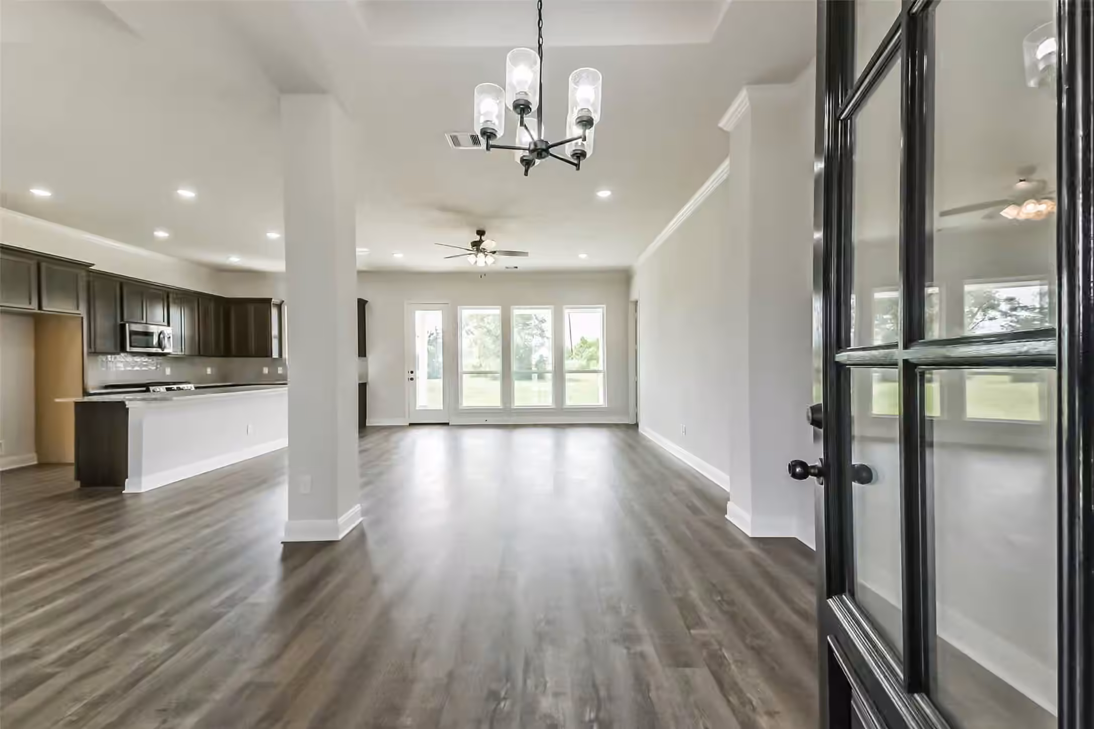 Photo 2 of 6427 Tomahawk Drive, Baytown, TX