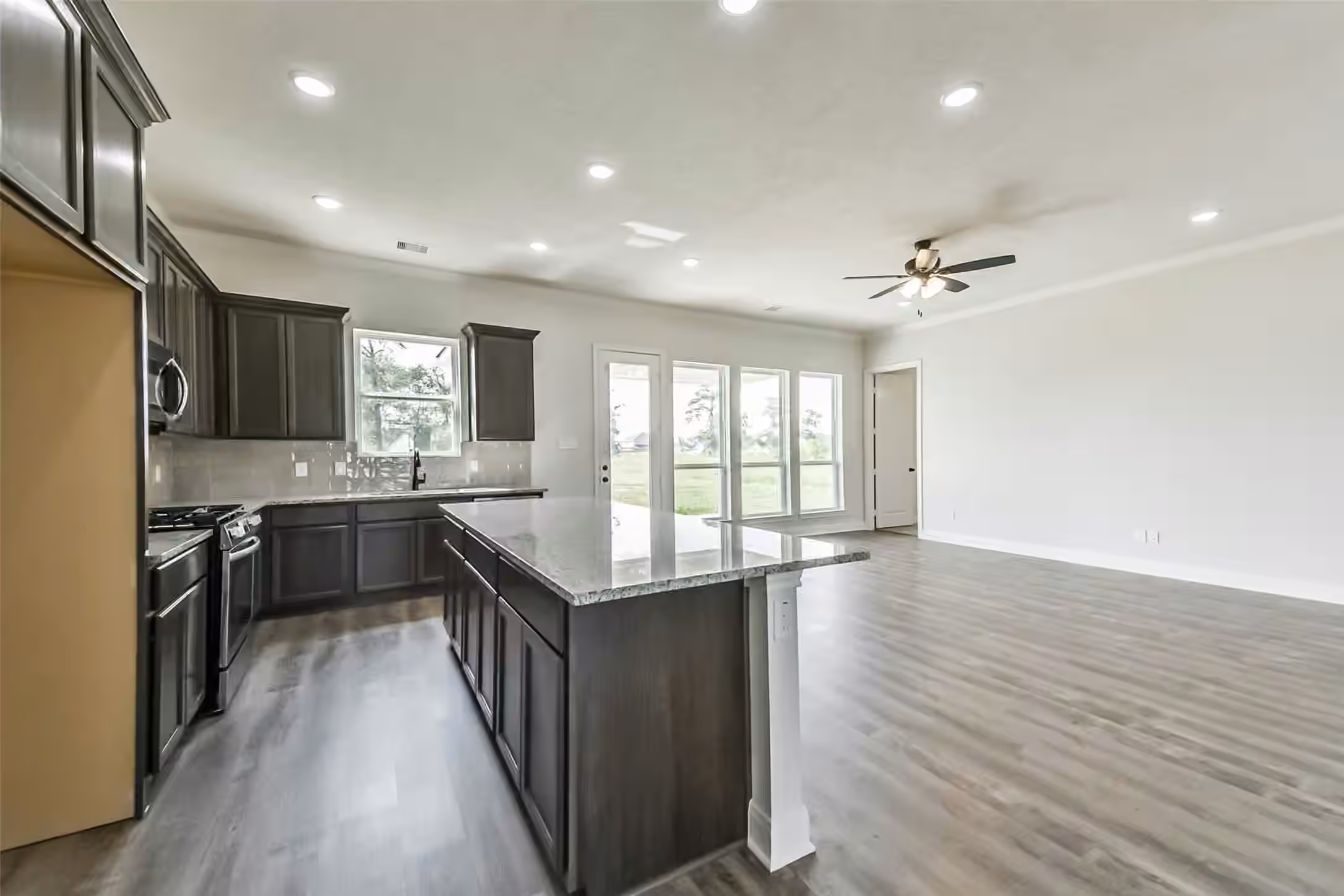 Photo 4 of 6427 Tomahawk Drive, Baytown, TX