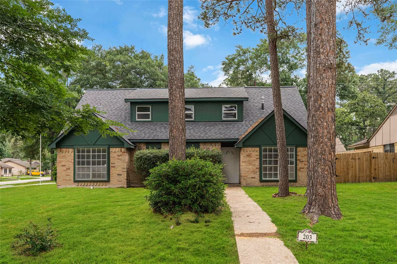 Photo 3 of 203 Wedgewood Court, Oak Ridge North, TX