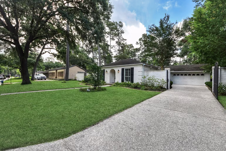 Photo 4 of 10115 Holly Springs Drive, Houston, TX