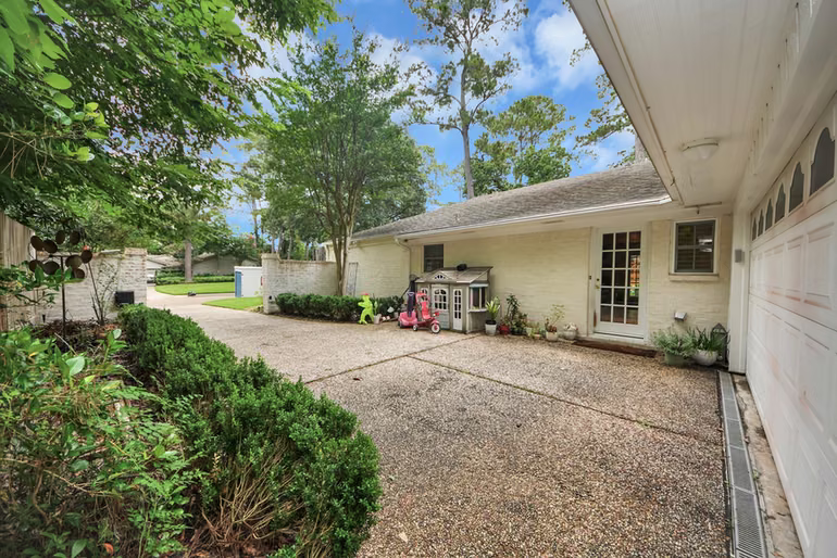 Photo 5 of 10115 Holly Springs Drive, Houston, TX