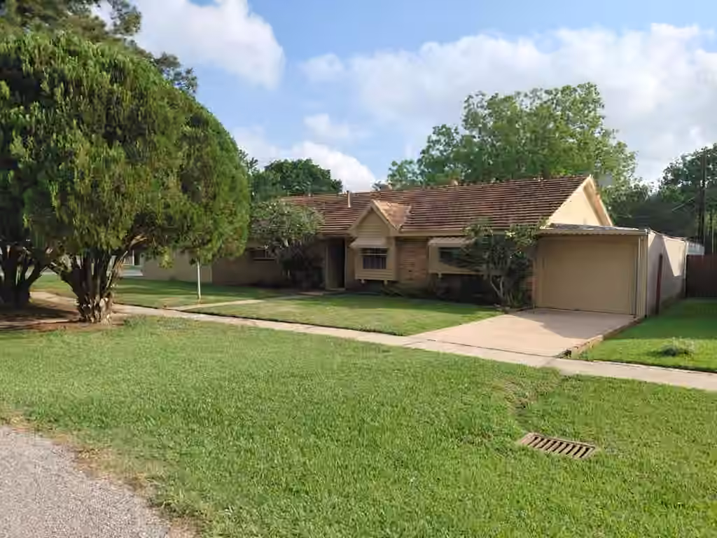 Photo of 1518 Avenue B, Danbury, TX