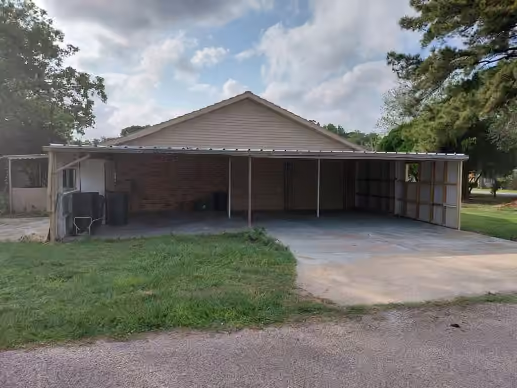 Photo 2 of 1518 Avenue B, Danbury, TX