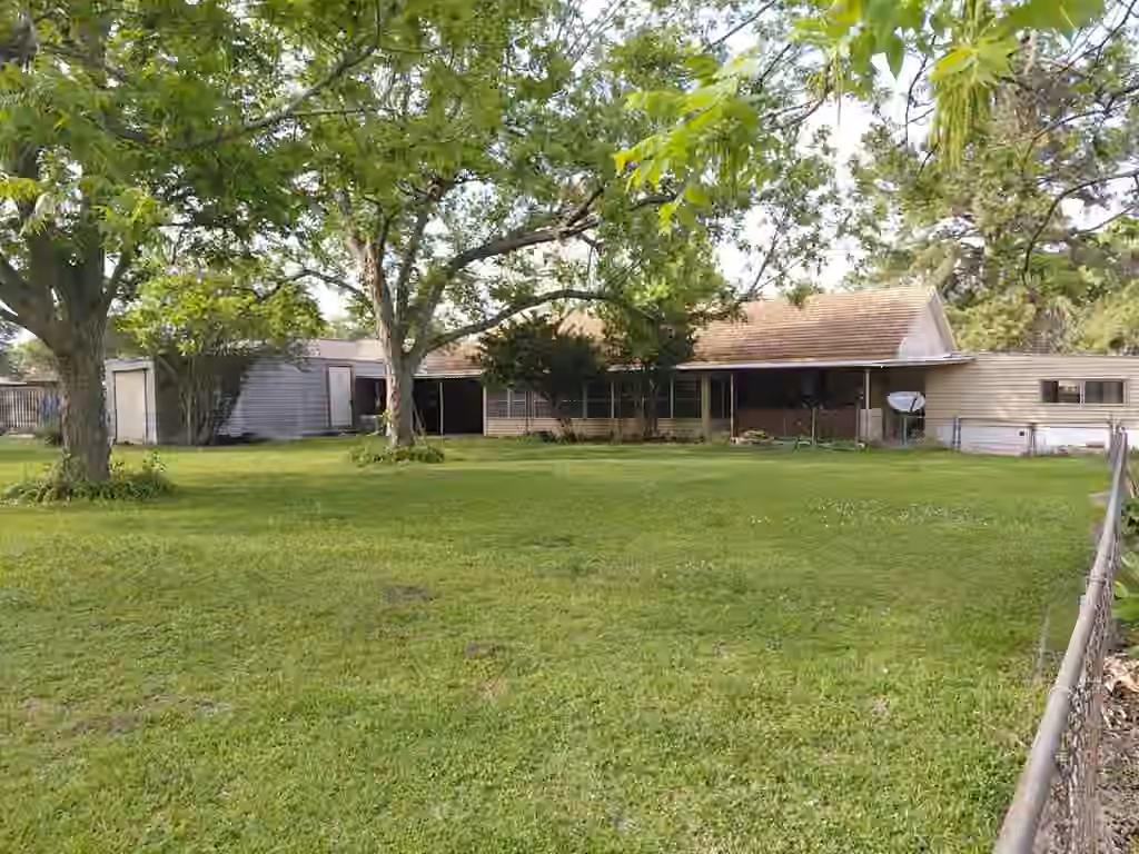 Photo 4 of 1518 Avenue B, Danbury, TX