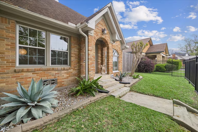 Photo 6 of 2108 White Oak Drive, Houston, TX