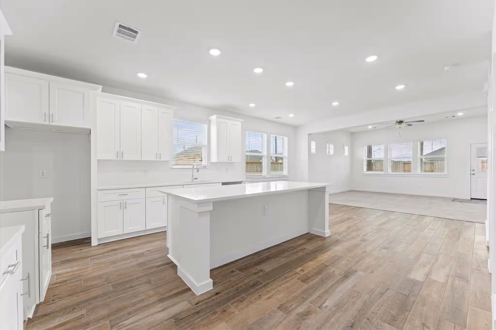 Photo 3 of 8326 Amethyst Valley LN, Angleton, TX