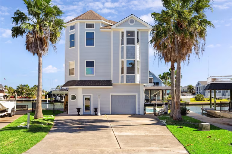 Photo of 210 Easterly, Tiki Island, TX 77554